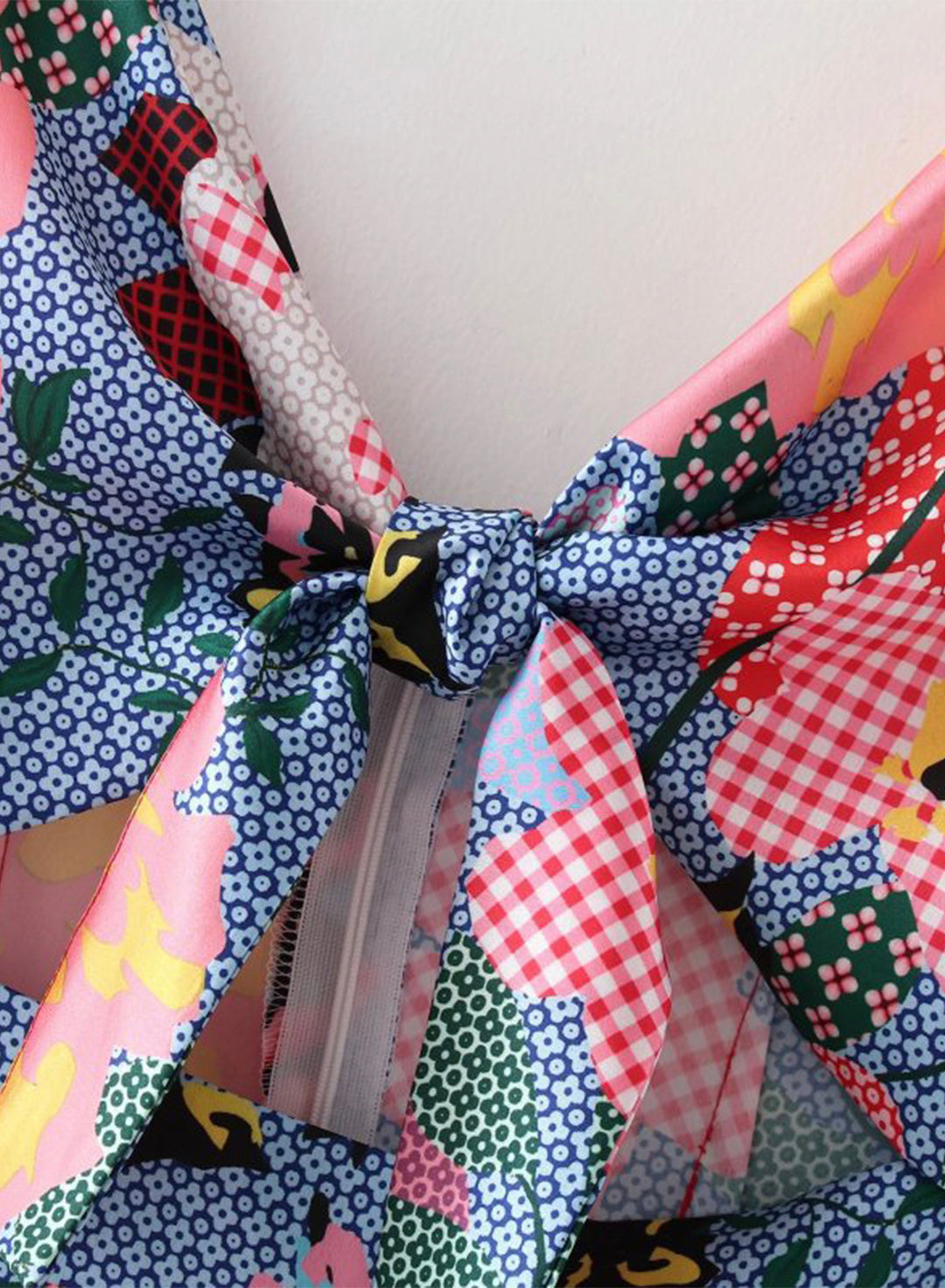 فستان ميدي ساتان بزهور مقسم الصدر بأزرار